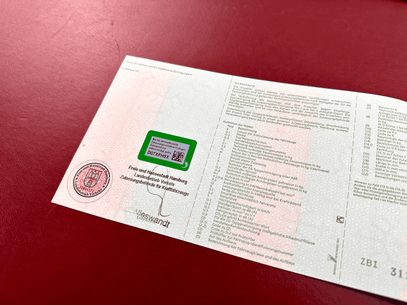 Sicherheitscode vom Fahrzeugschein richtig freilegen