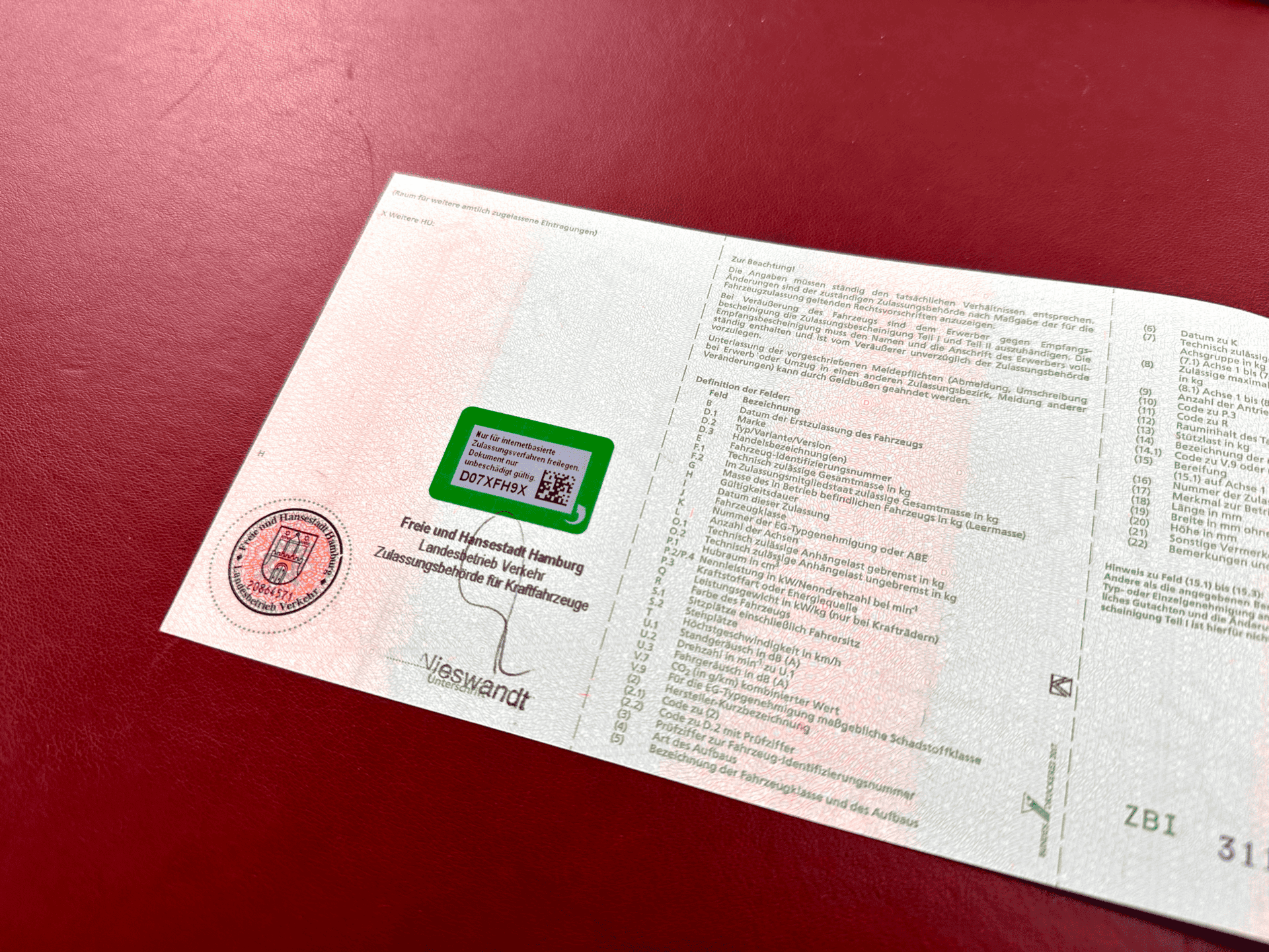 Sicherheitscode vom Fahrzeugschein richtig freilegen